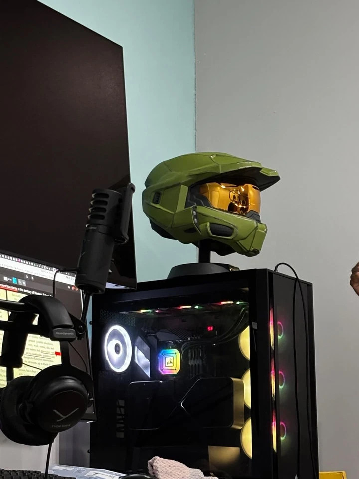 Halo Master Chief Deluxe Helmet with Stand – LED Light | free shipping