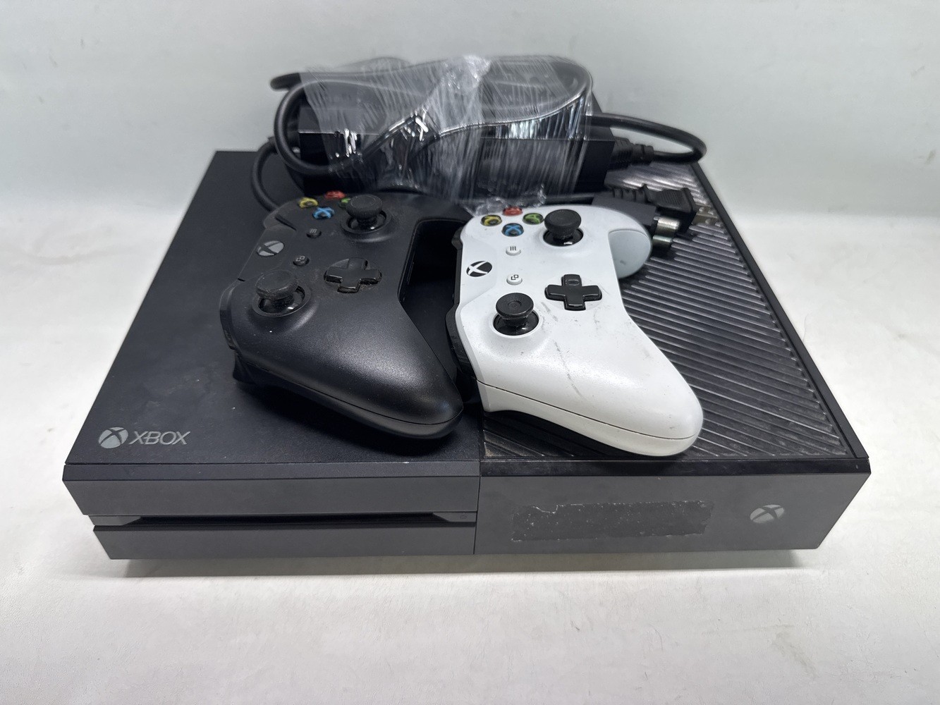 Xbox One 1540 xbox one 1TB with 2 Controllers and power cord