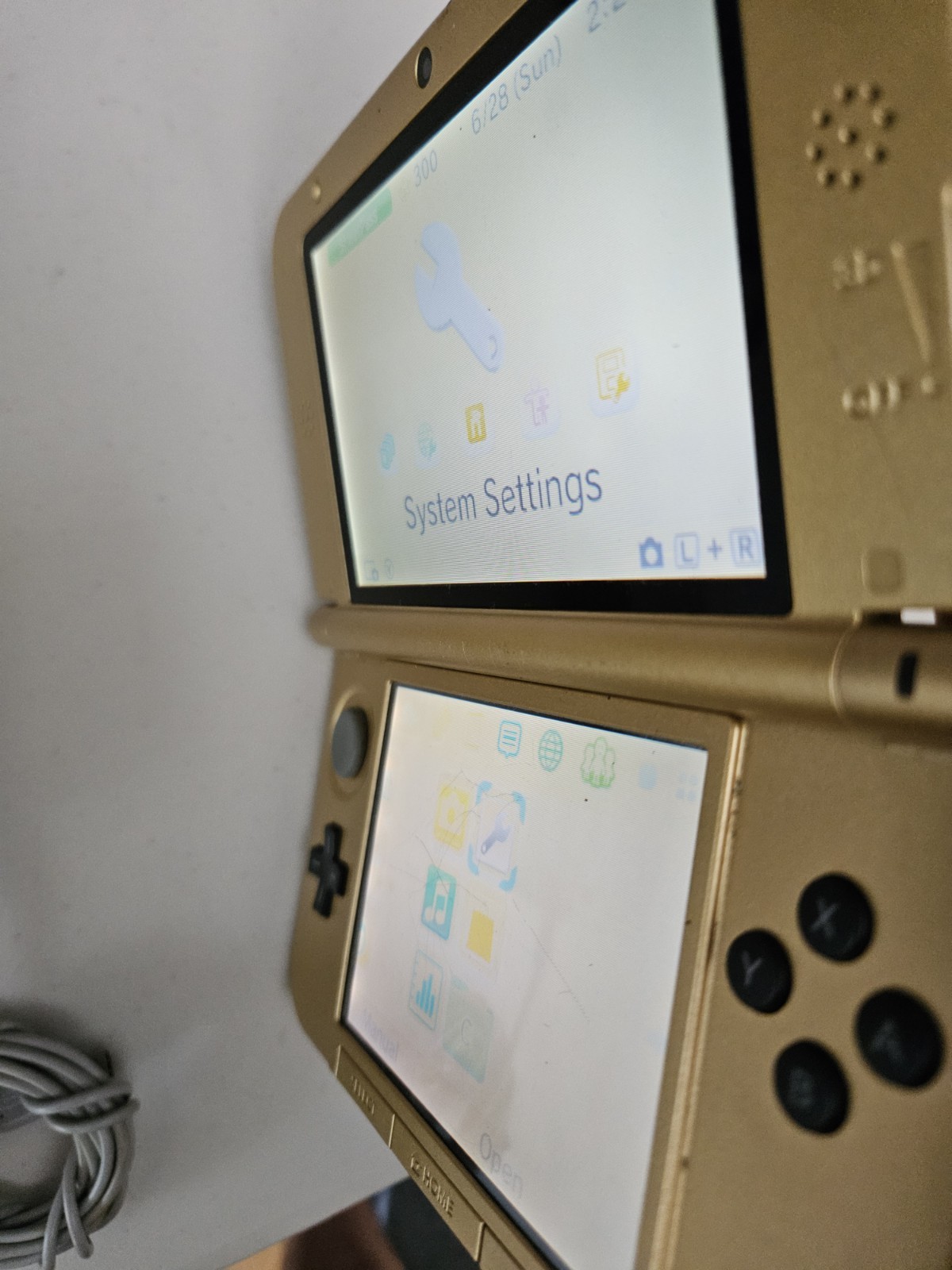 [READ] Nintendo 3DS XL Gold/Black System w/ Charger – Volume Slider NOT working