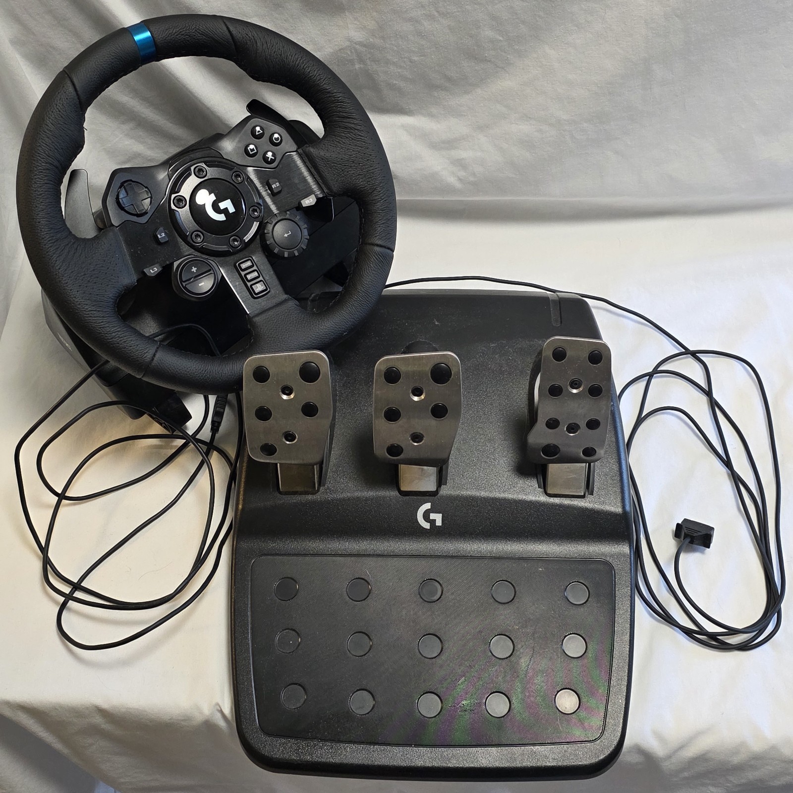 Logitech G923 Racing Wheel and Pedals Playstation 4 & PC