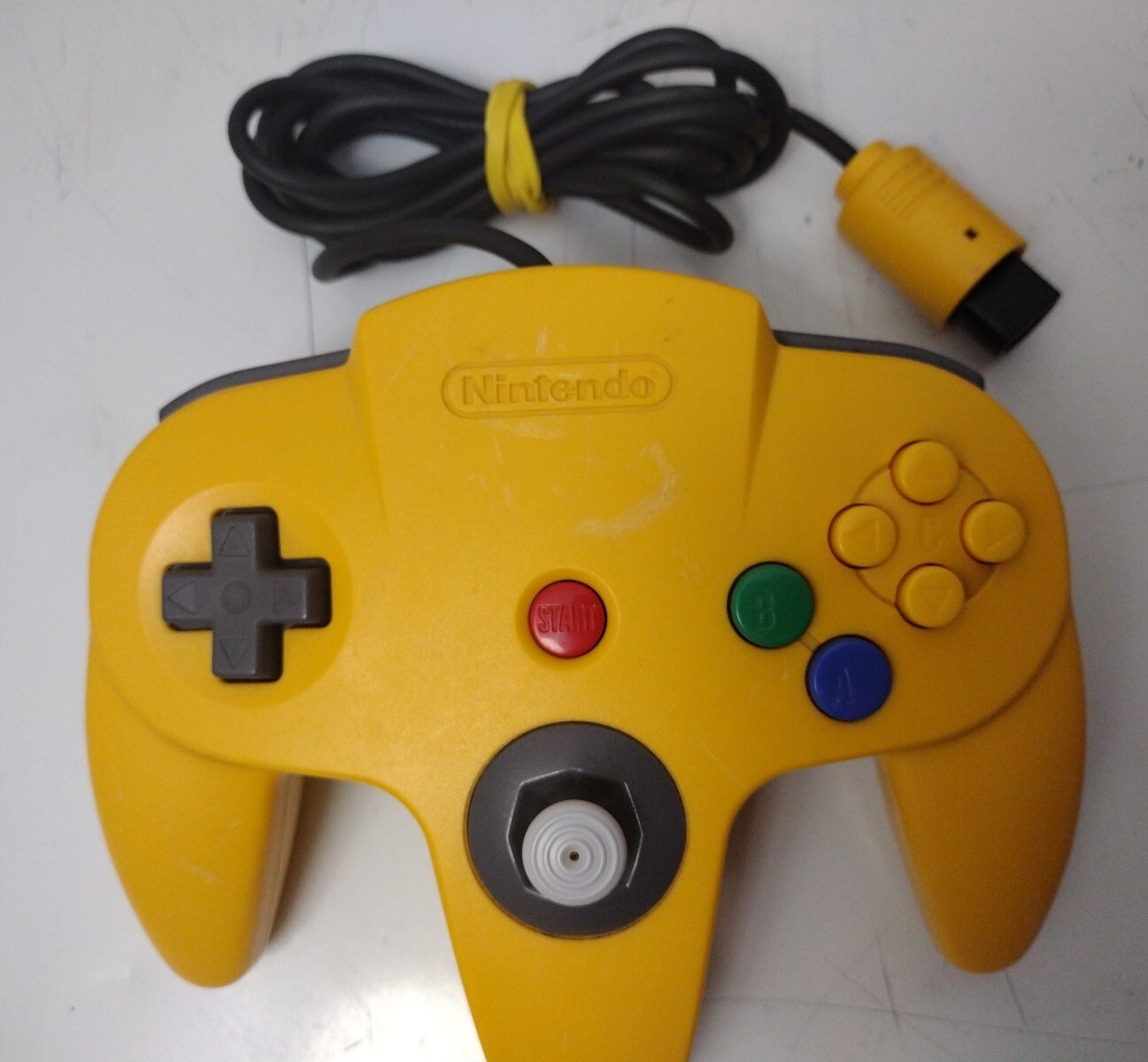 Nintendo 64 N64 NUS-001 console with 2 Controllers + Cables + Game + Memory Card