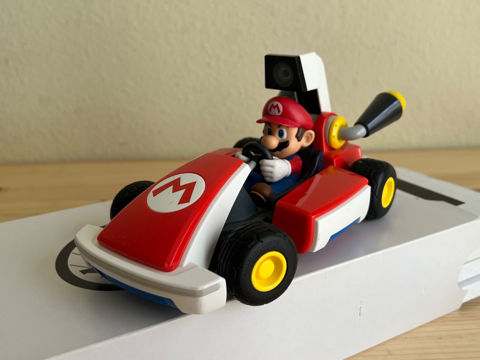 Mario Kart Live: Home Circuit – Mario Car and Gates