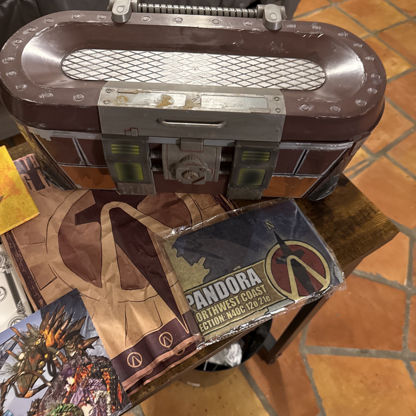Borderlands 2 Loot Chest Collector’s Edition Diamond Plate Loot chest + extras