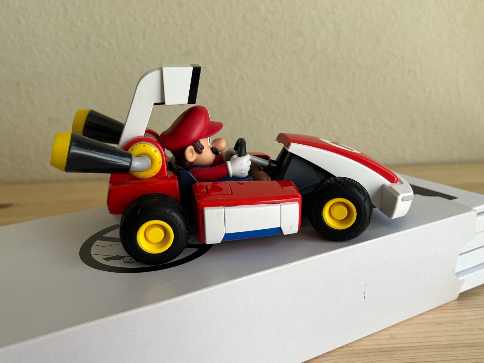 Mario Kart Live: Home Circuit – Mario Car and Gates