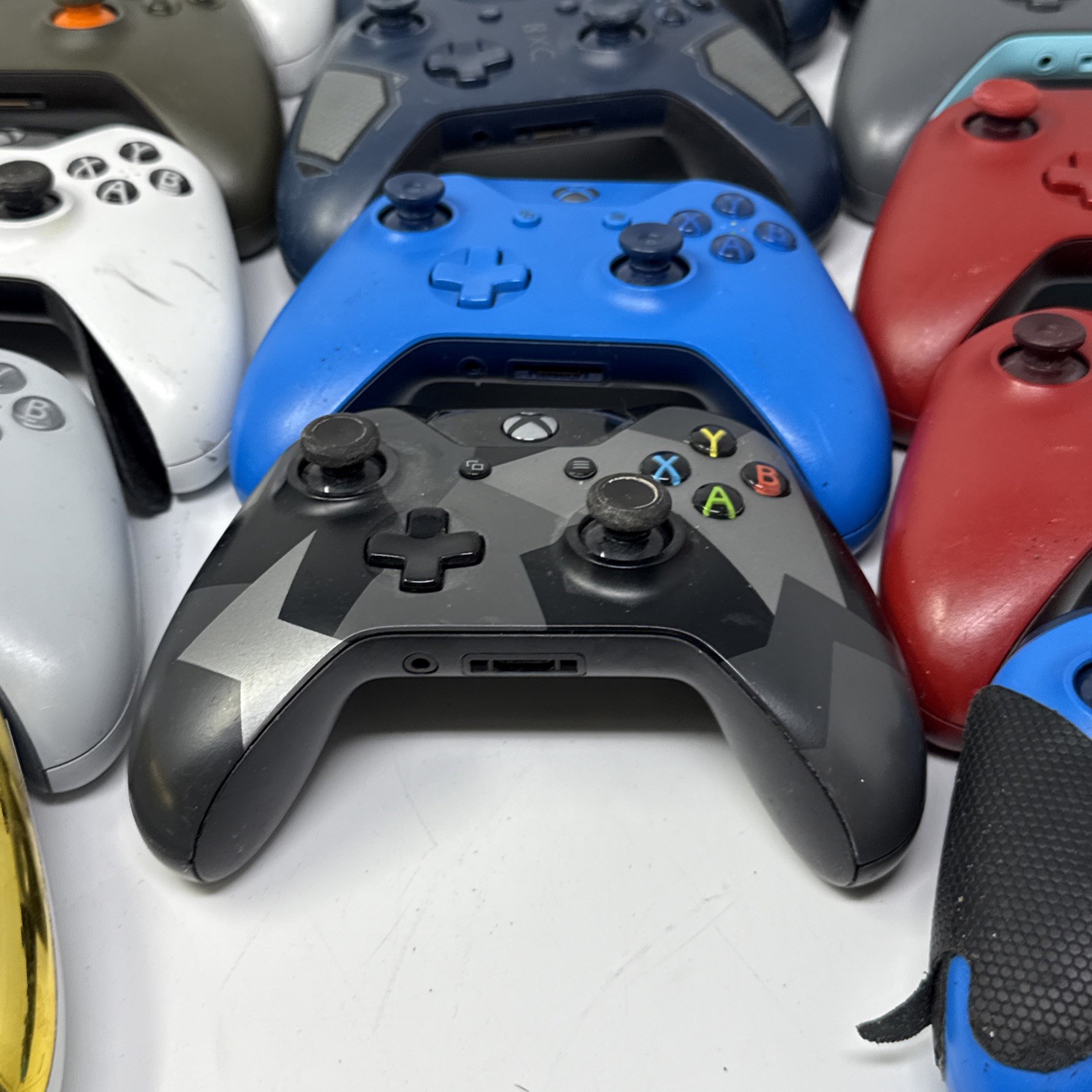 Lot Of 14 Various Condition Genuine Xbox One Controllers Model 1537, 1697, 1708
