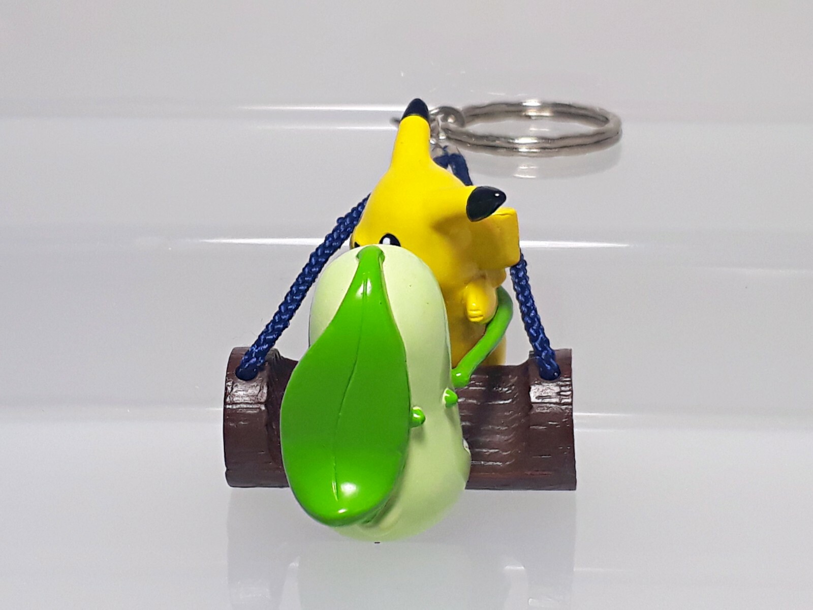 Chikorita Pikachu Pokemon Figure Swing Keychain Banpresto 2002 Japan Q06 1.8in