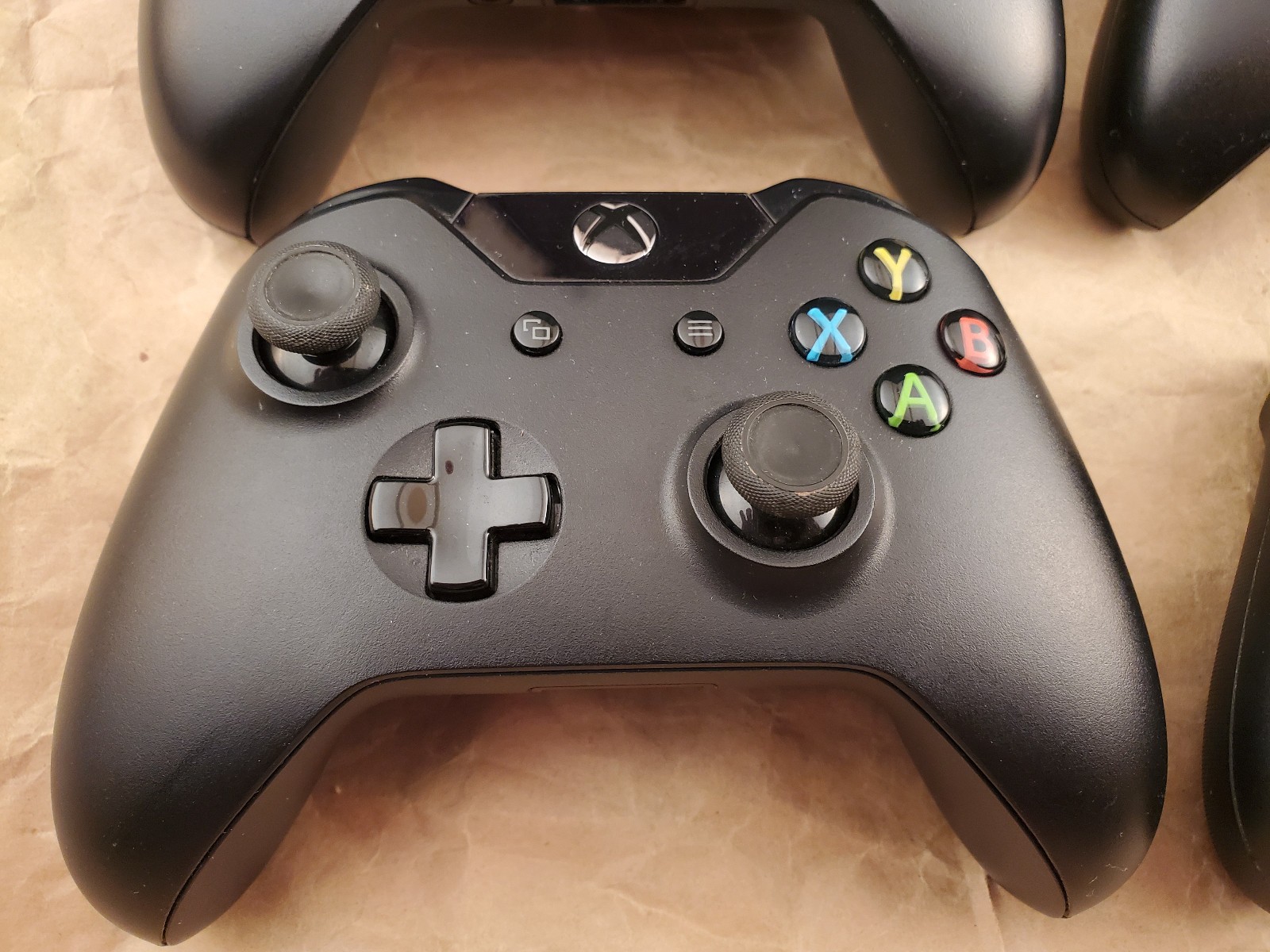 FOUR (4) Xbox One/Series Wireless Controller 1537 (3) 1914 (1) does not power on