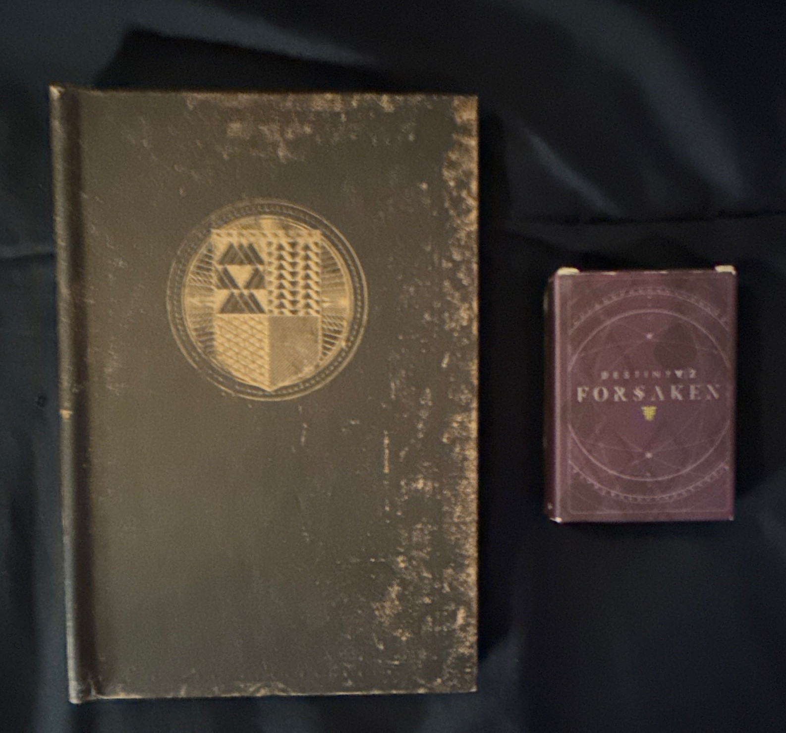 Bungie Destiny 2 Forsaken Collectible Set: Playing Cards, Deck Box, Booklet