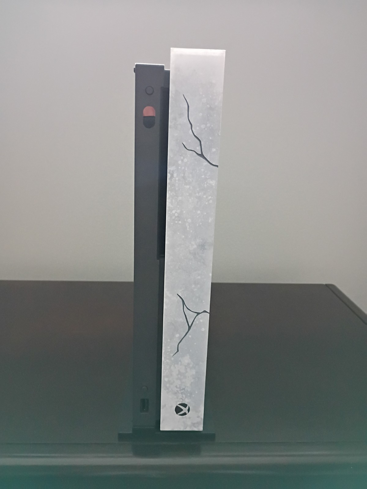 Xbox One X 1TB Gears 5 Limited Edition Console Bundle + Gears 5 Charger. Mint