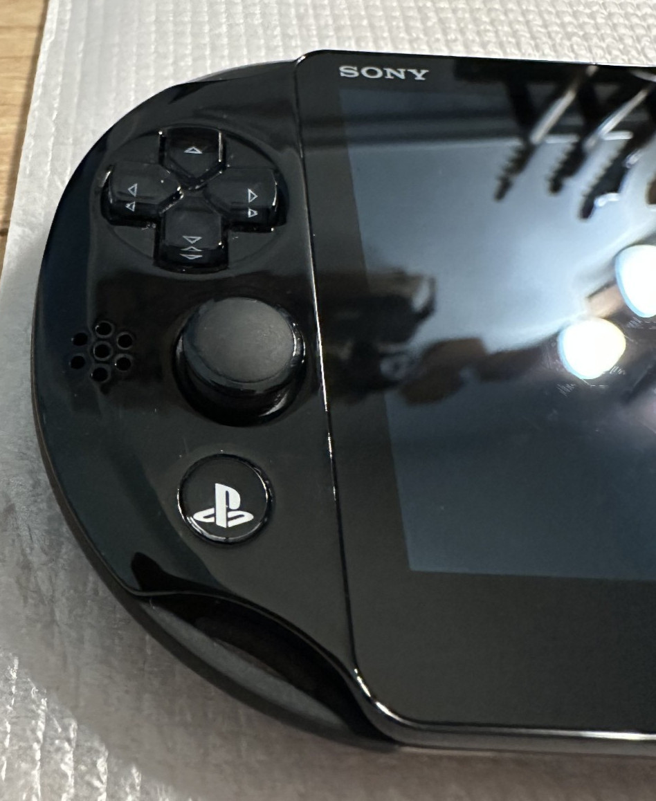 Sony PS Vita PCH-2000 1GB Black JP – Excellent. Orig Box + 8GB MC + 128GB mSD