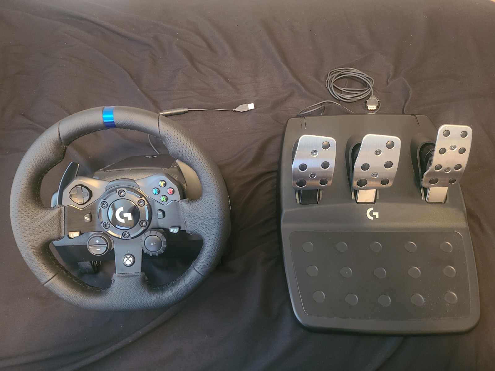 Logitech G923 Racing Wheel with Pedals for Xbox Series X/S, Xbox One & PC