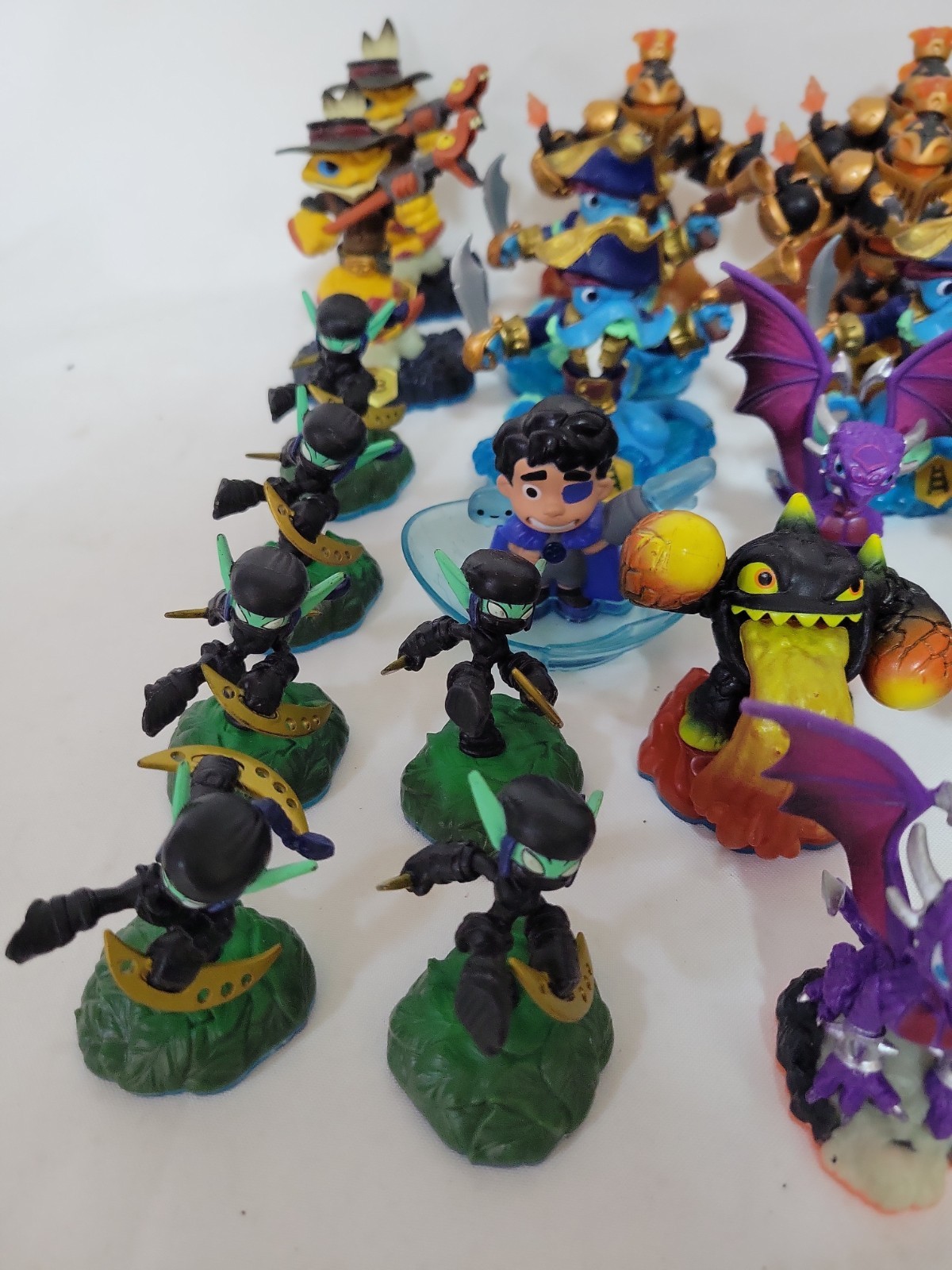 Activision Skylanders – Bulk Lot of 30 + Figures