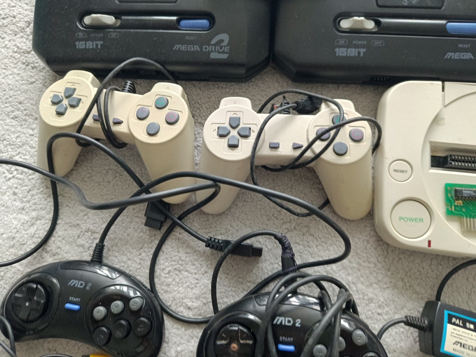 Set of consoles Sega Mega Drive 2.Full set.Cartridge Mortal Kombat 3.Working