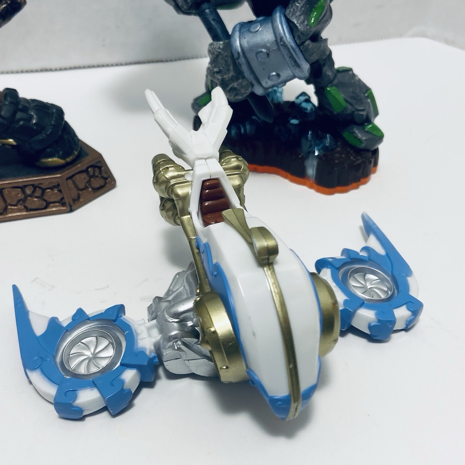Mixed bundled lot of 11 Skylanders Activision Toy action figures & Vehicles