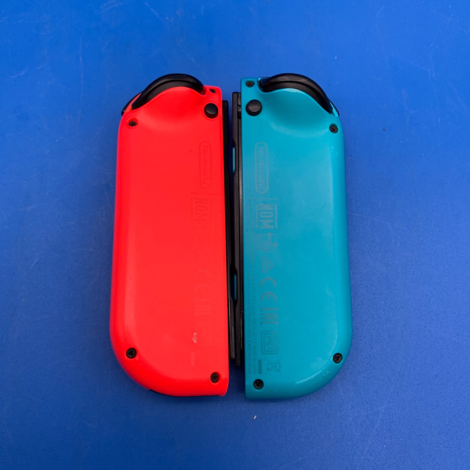 Nintendo Switch HAC-001(-01) 32GB Handheld Console w/ Red/Blue Joy-Cons + Case