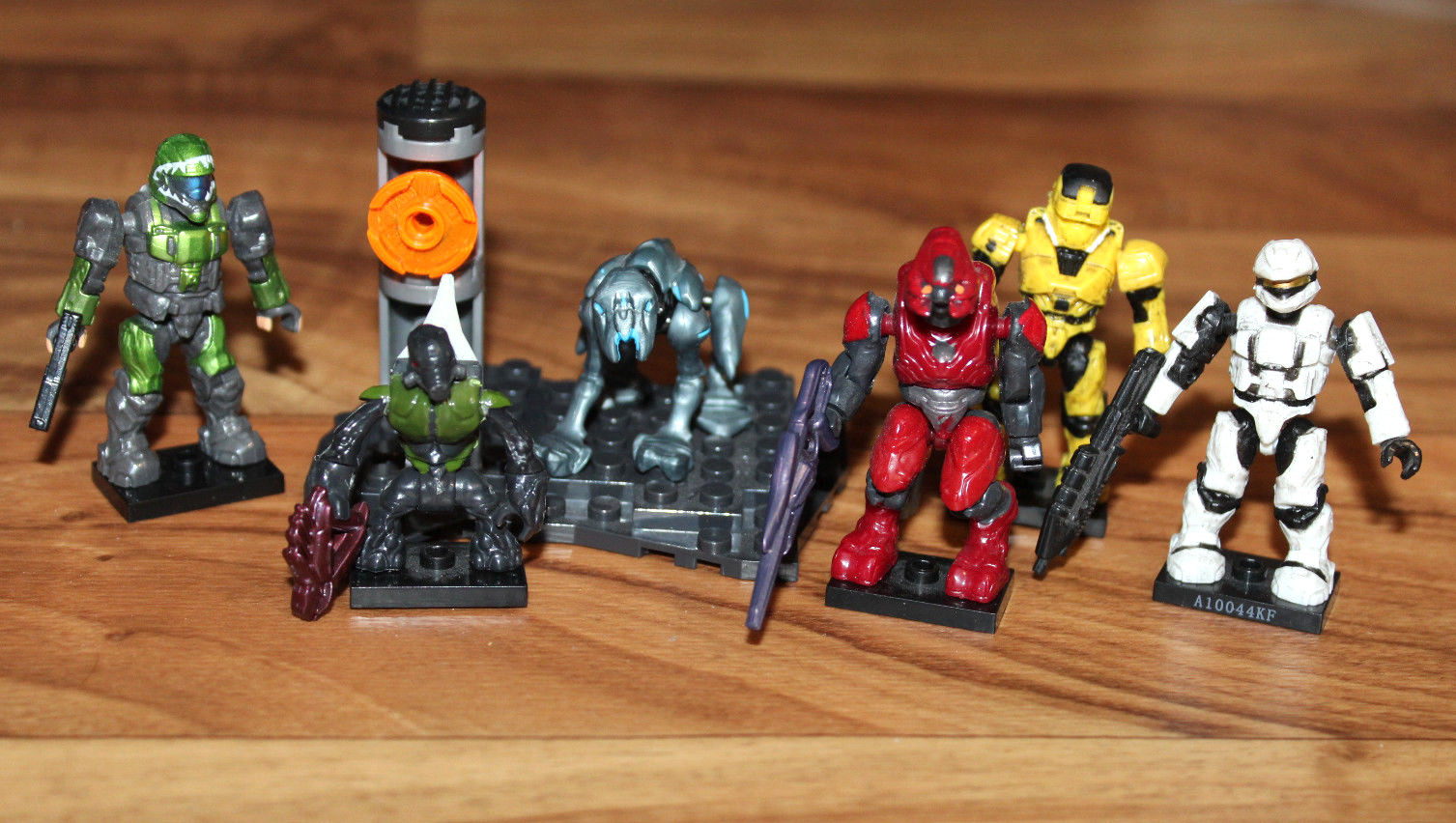 Mega Bloks Mega Construx Halo Figure Set Master Chief Spartan Green White Yellow