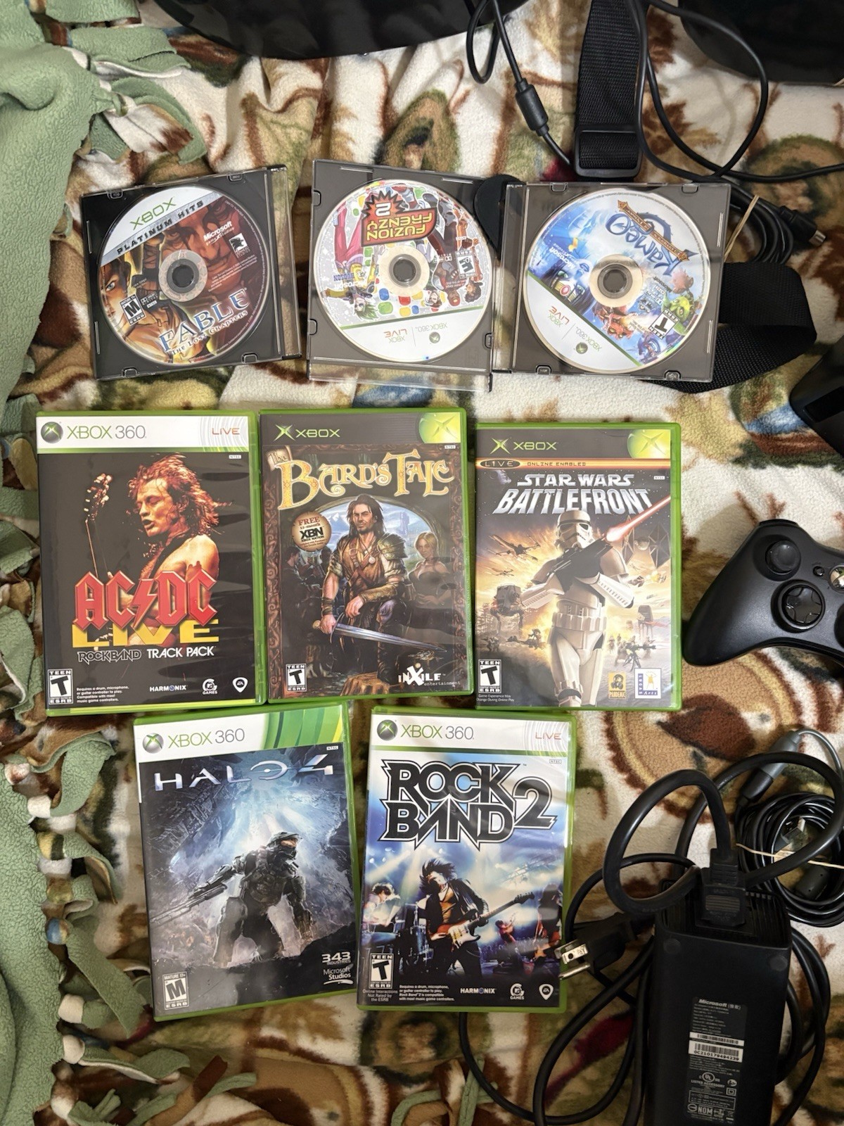 Xbox 360 Slim 250 Gb Bundle 8 Games 2 Controllers Rock Band Guitars RPG action
