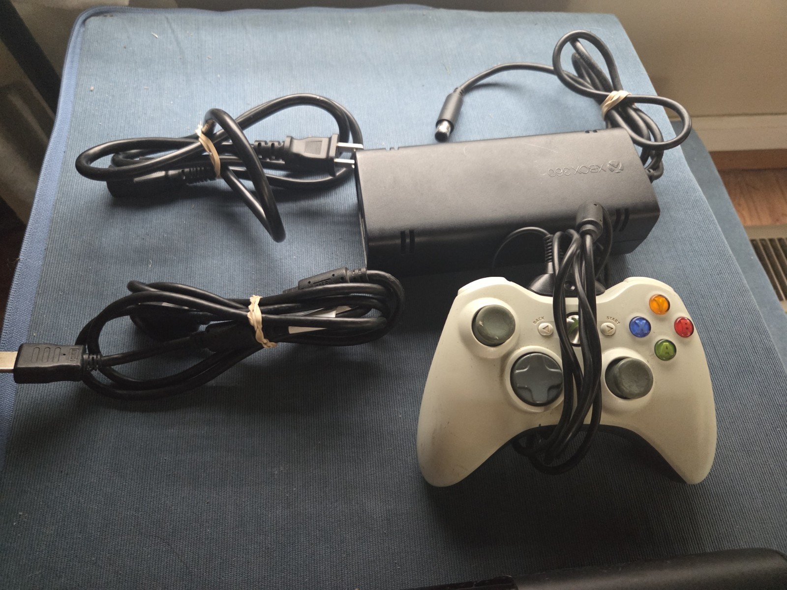 Microsoft Xbox 360 E #1538 4GB HDMI 1080p W/ Controller, Power Adapter & Hdmi