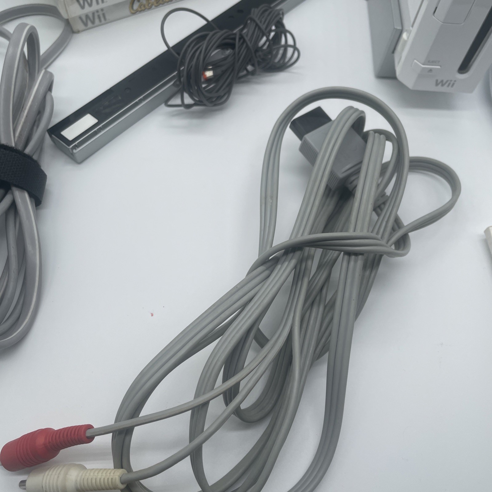 Wii Bundle 2 Controllers And Nunchucks – Includes Wii Sports Tested And Working!