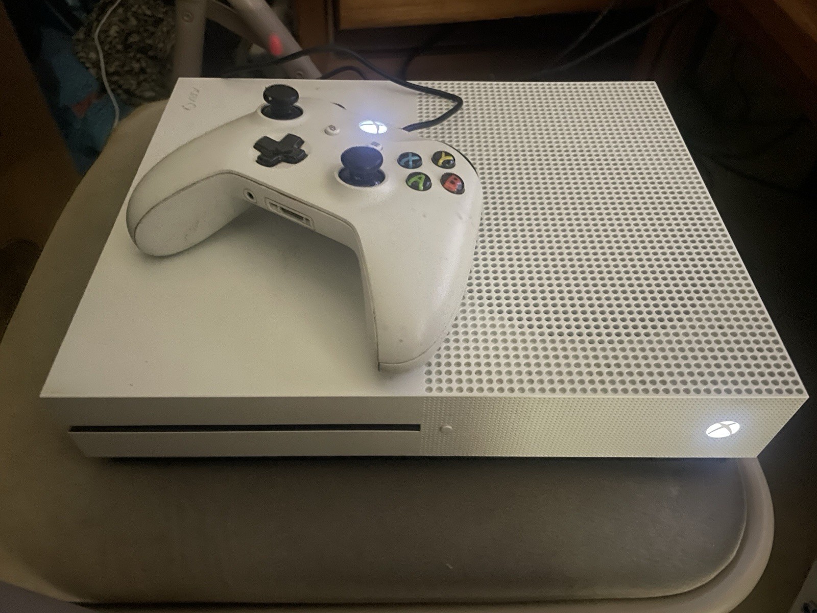 Microsoft Xbox One S 1TB White Console Bundle w/5 Games. No Controller included