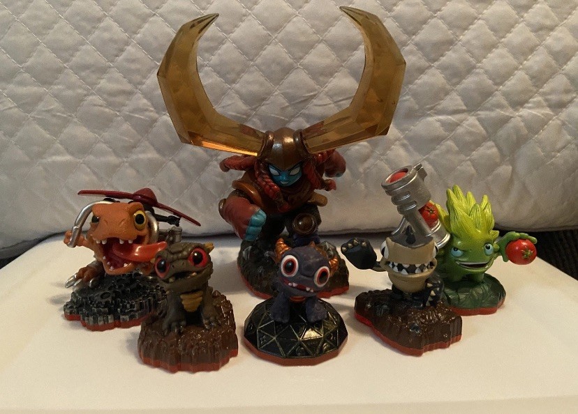 NEEDS TO GO ASAP – Skylanders Lot Of Characters, 2 Portals, & 2 Games