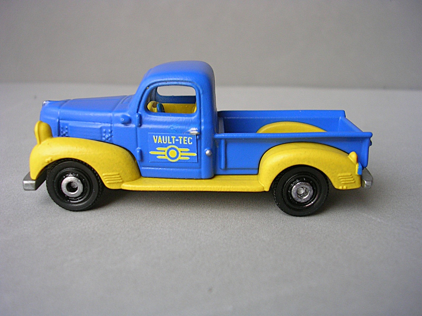 Fallout Vault-tec Matchbox Truck mini diorama