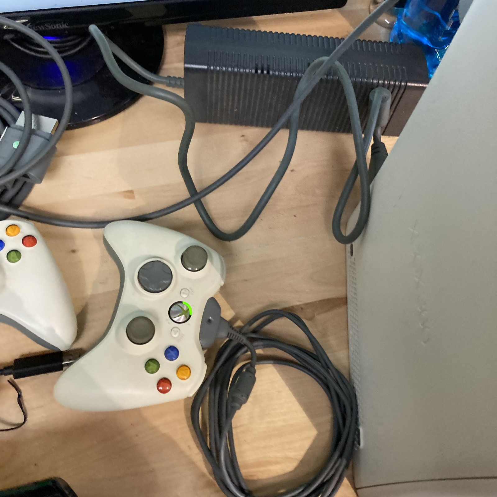 Microsoft Xbox 360 Console 2x Controllers Cords Kinect