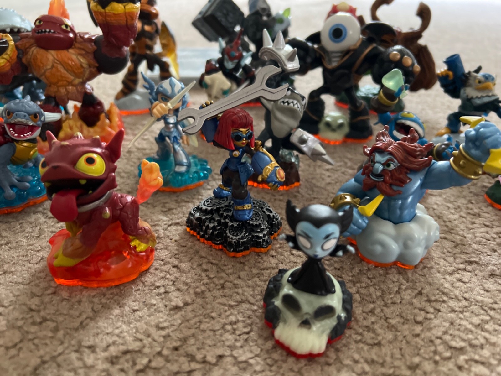 Skylanders Giants – Lot of 19 Figures with game included
