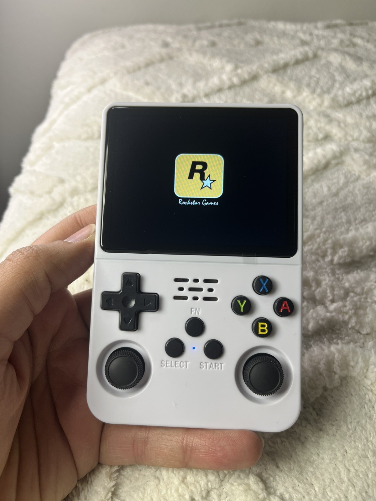 R36S Retro Handheld Game Console, 3.5″ Color Screen
