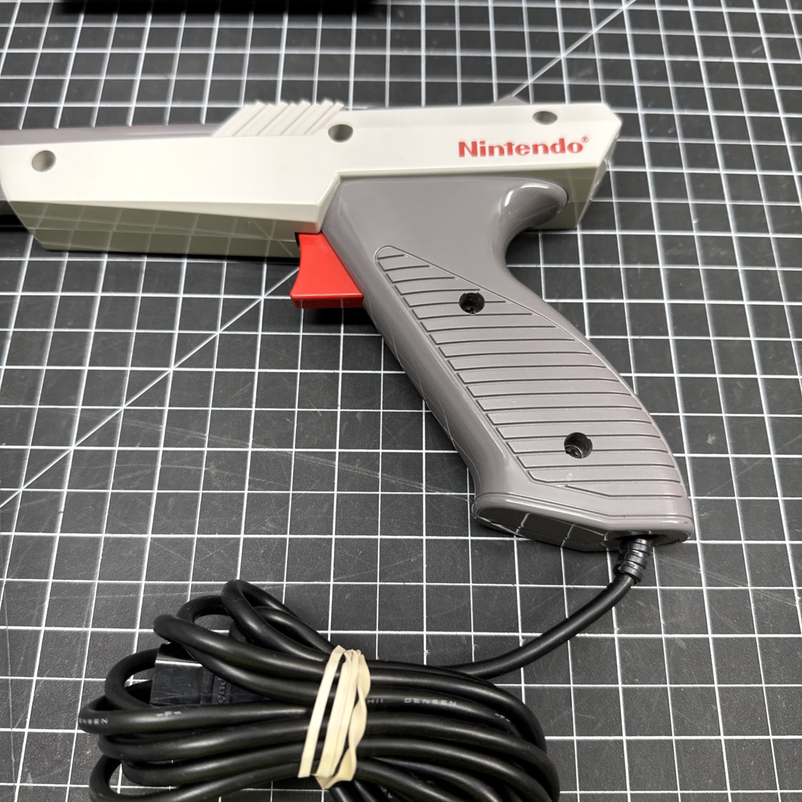 DUCK HUNT Nintendo NES CIB W/5 Screws/Manual/Hangtab/Poster/Zapper D3