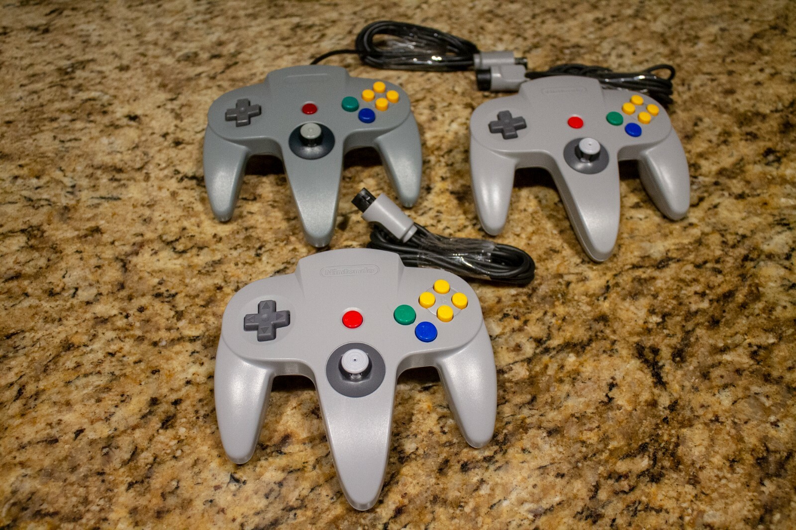 N64 Nintendo 64 VINTAGE CONSOLE+  3 NEW CONTROLLERS + Cords + TESTED-