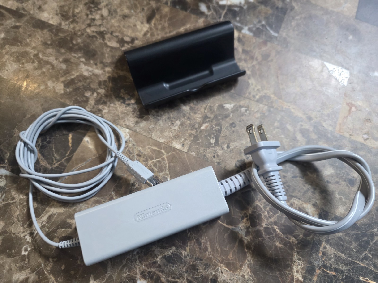Nintendo Wii U GamePad (Screenpad) W/ charger and base