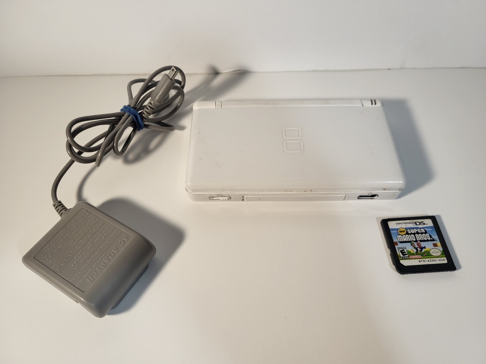 Nintendo DS Lite Handheld with Charger and Mario Bros USG-001 FULLY WORKING