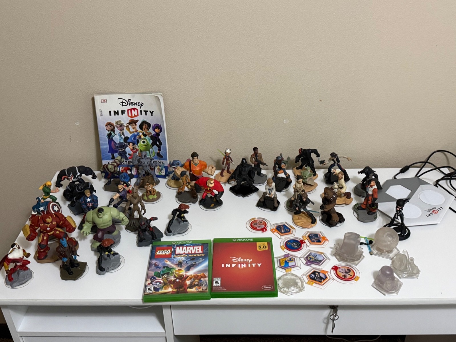37 Disney Infinity Figures Power Disc Xbox One Portal Base Avengers Star Wars