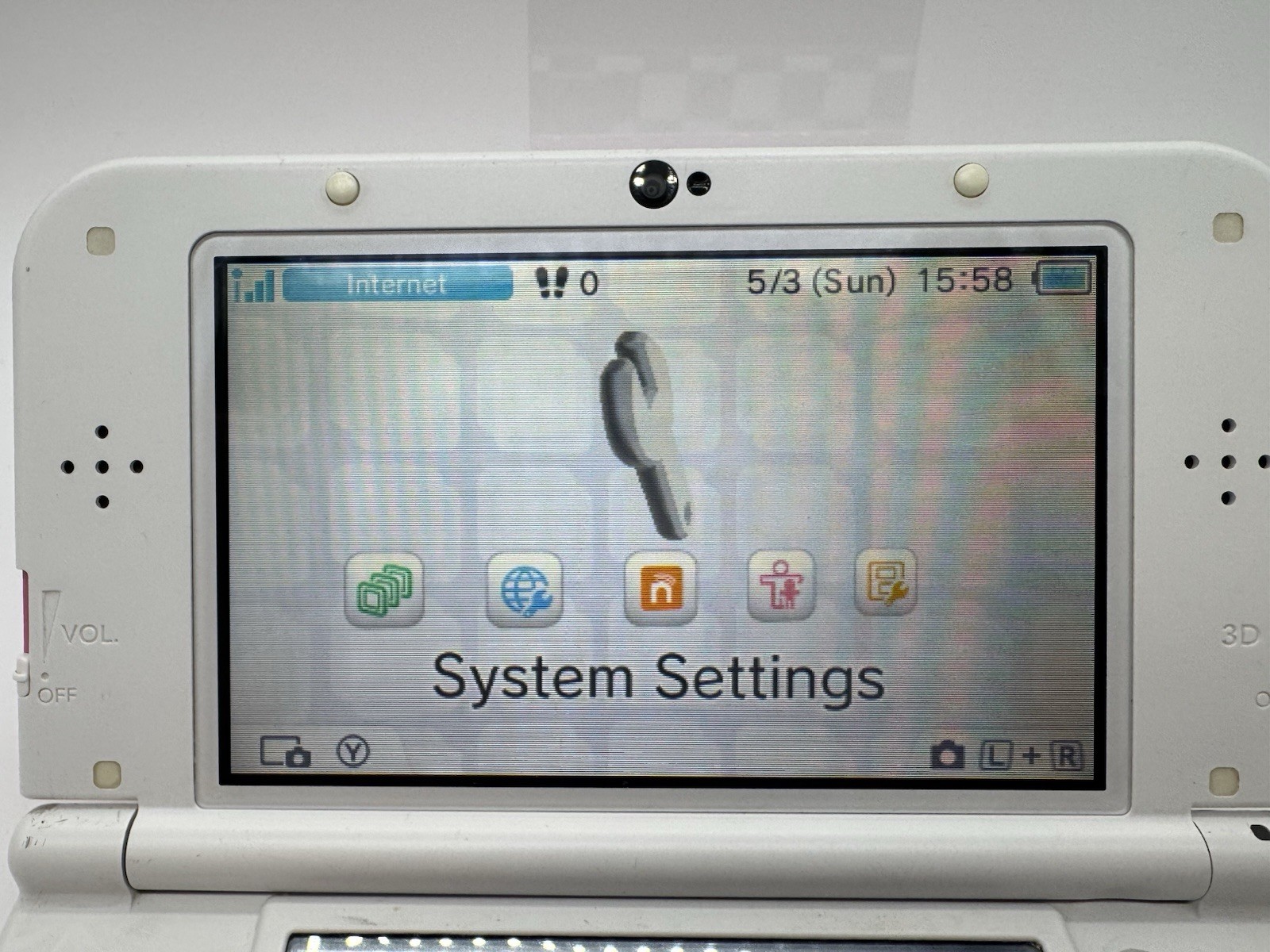 New Nintendo 3DS XL/LL- In English – Pink/White – 64gb- w/new charger