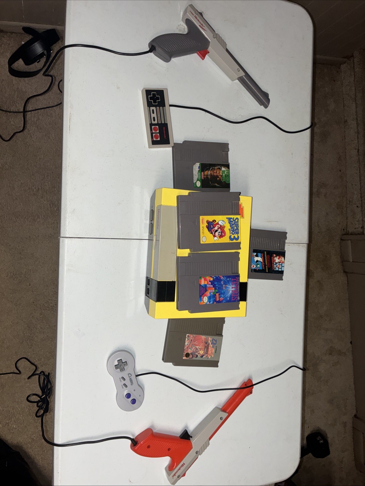Original nes With Zapper Controllers And 5 Games has cords + tested