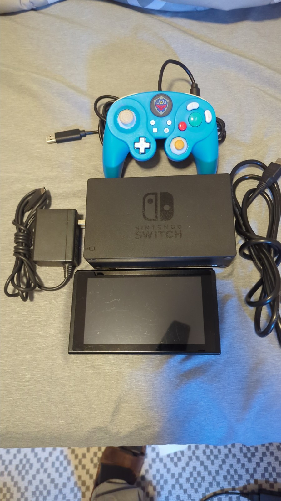 Nintendo Switch Console HAC-001 32GB *no joycons/used/works* w/charger and contr