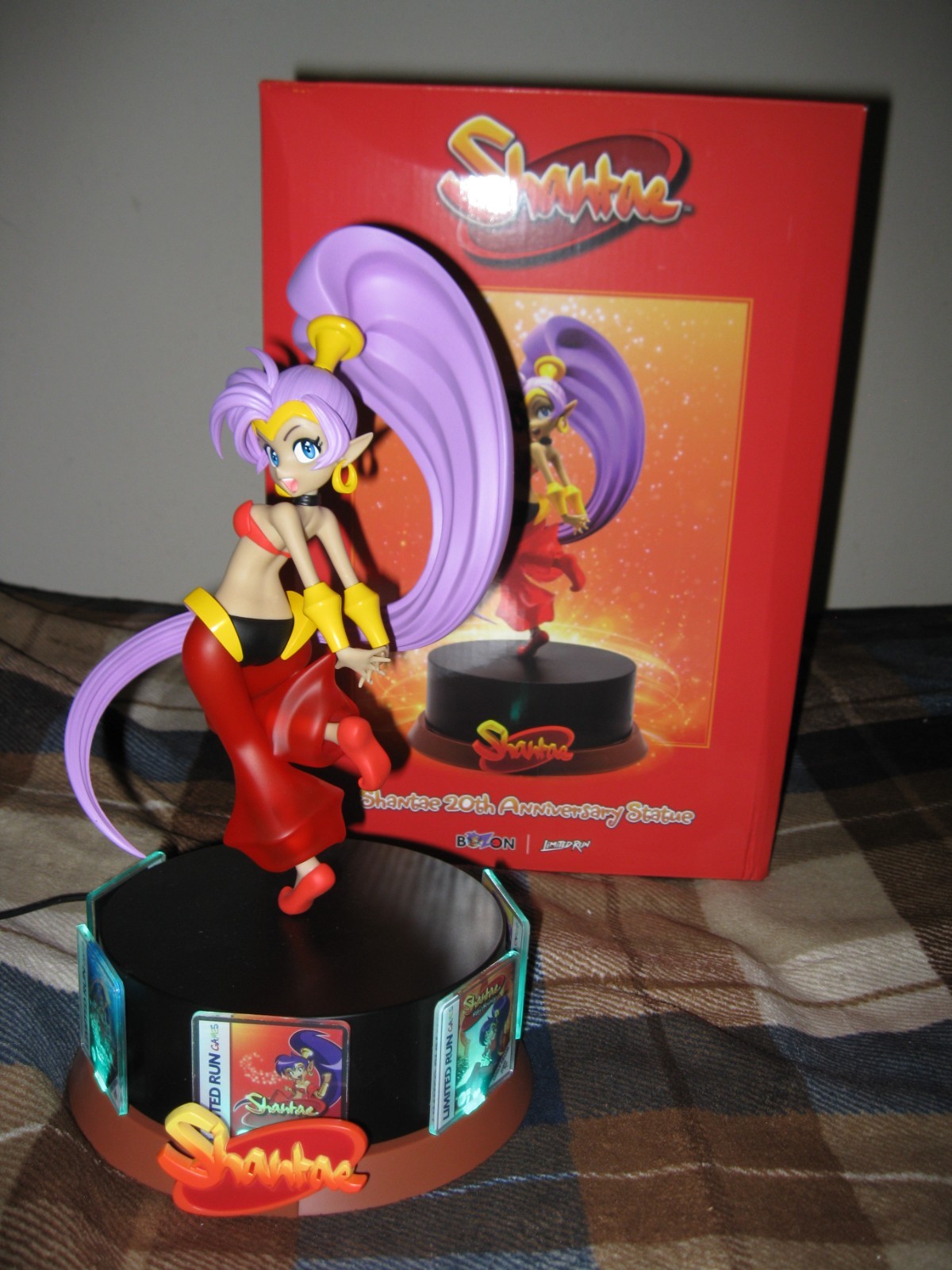 Shantae – Limited Run Games 20th Anniversary Statue + Acrylics (Box Damage)