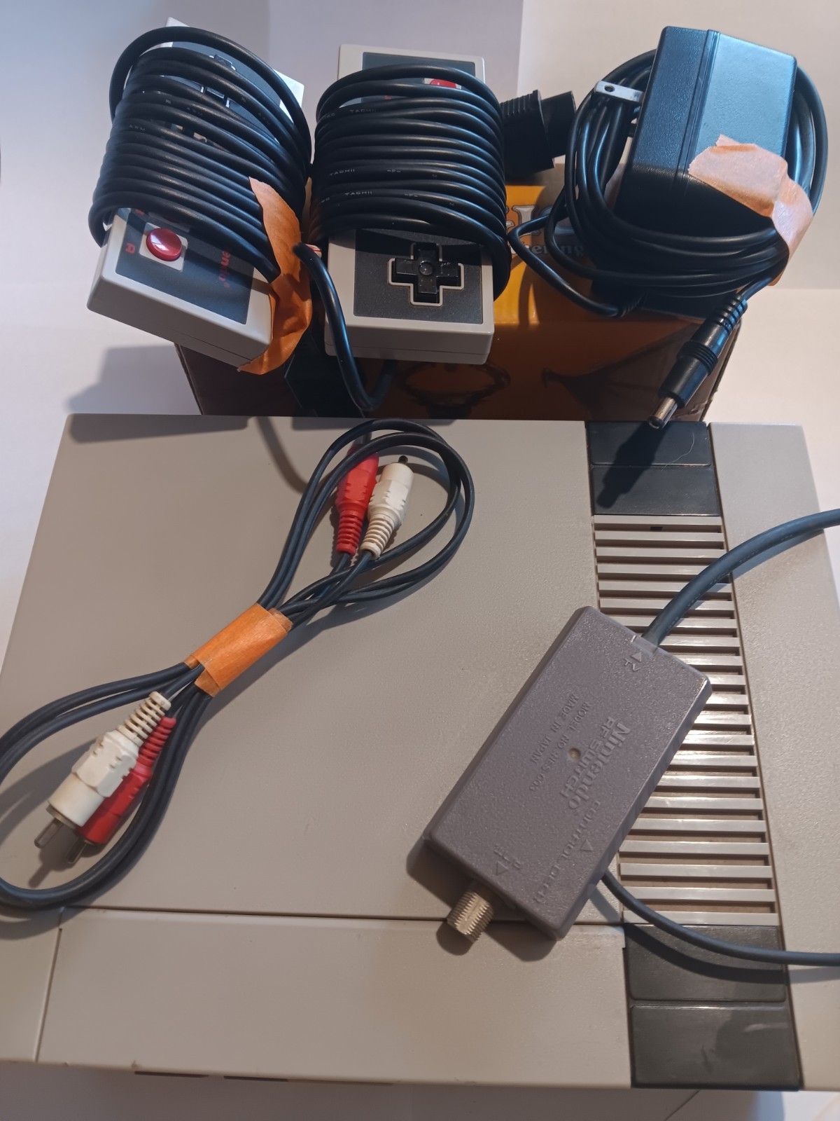 NES Console w/ all cables + AV 2 Controllers Light Zapper & Mario/Duck Hunt Tstd