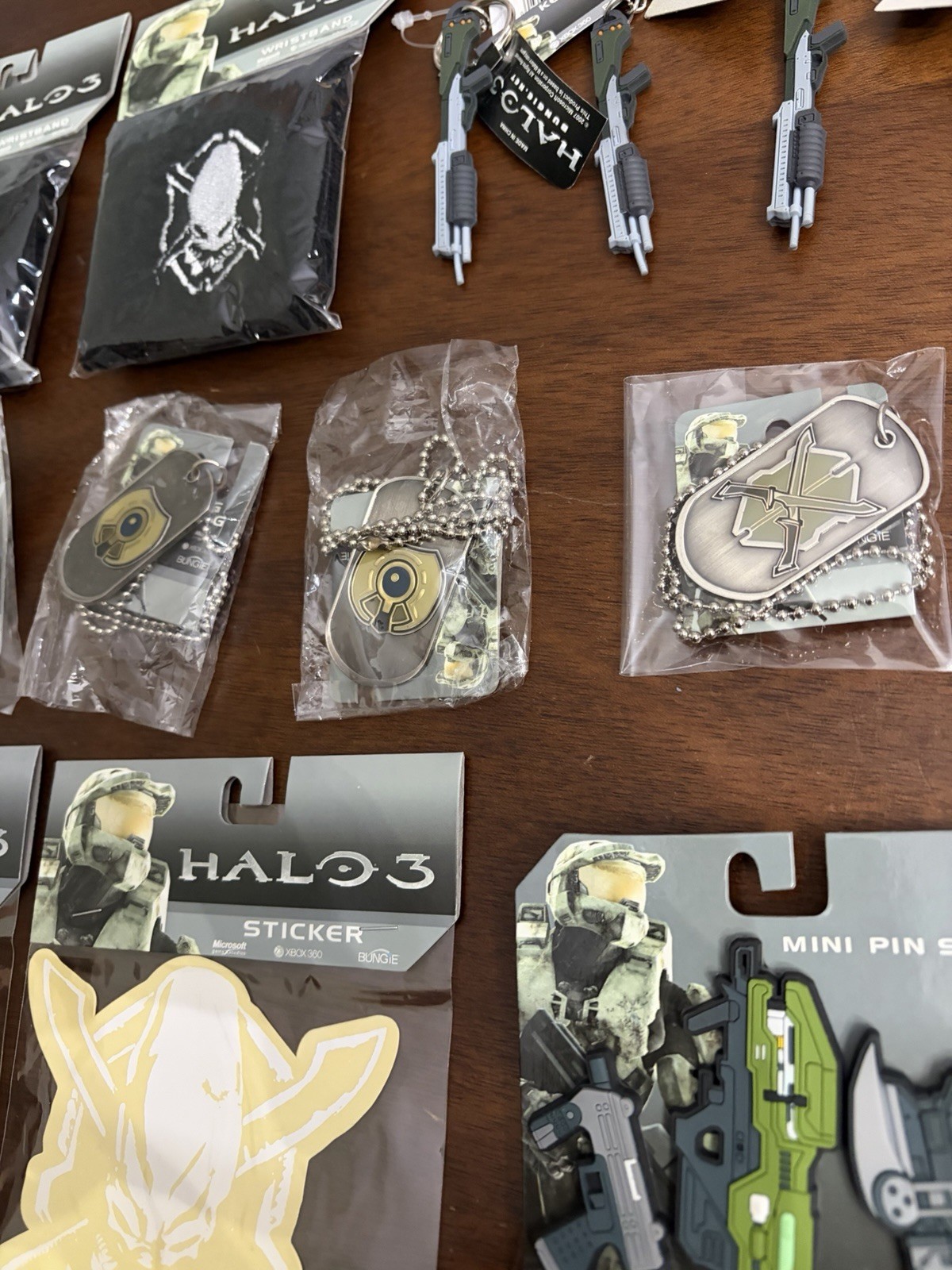 Lot Of 16 NOS HALO 3 Dog Tag, Buttons, Pins 2007 Microsoft Corp Bungie XBOX!