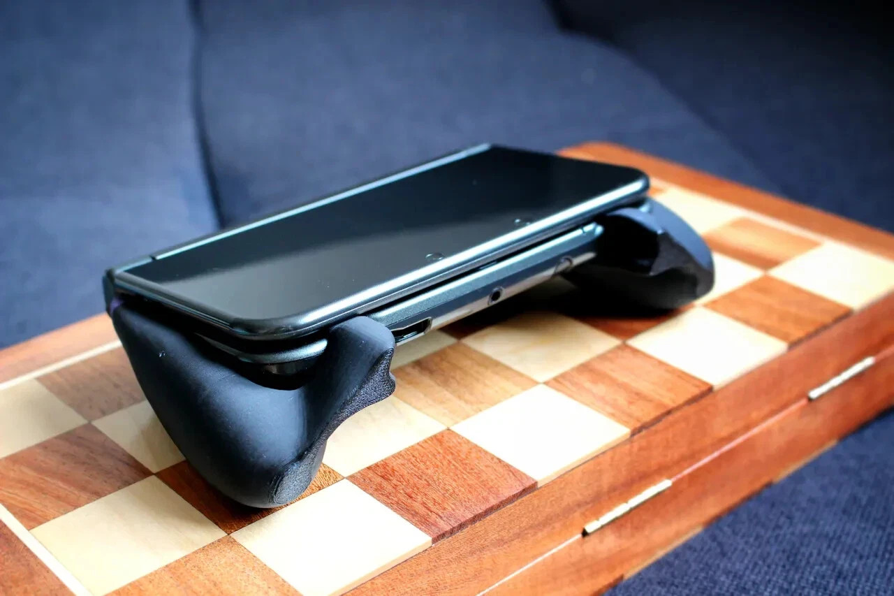 Nintendo New 3DS XL Comfort Grip Stand Handheld Controller for New 3DS XL