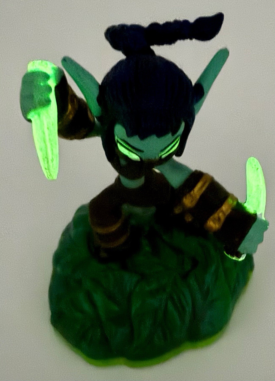 Stealth Elf Skylanders Figure Glow Daggers + Card Sticker Web Code