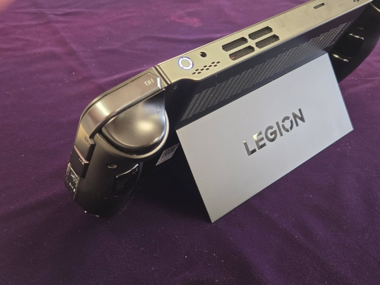 Lenovo Legion Go 8APU1 8.8″ Ryzen Z1 Extreme 16GB 512gb Handheld with Case