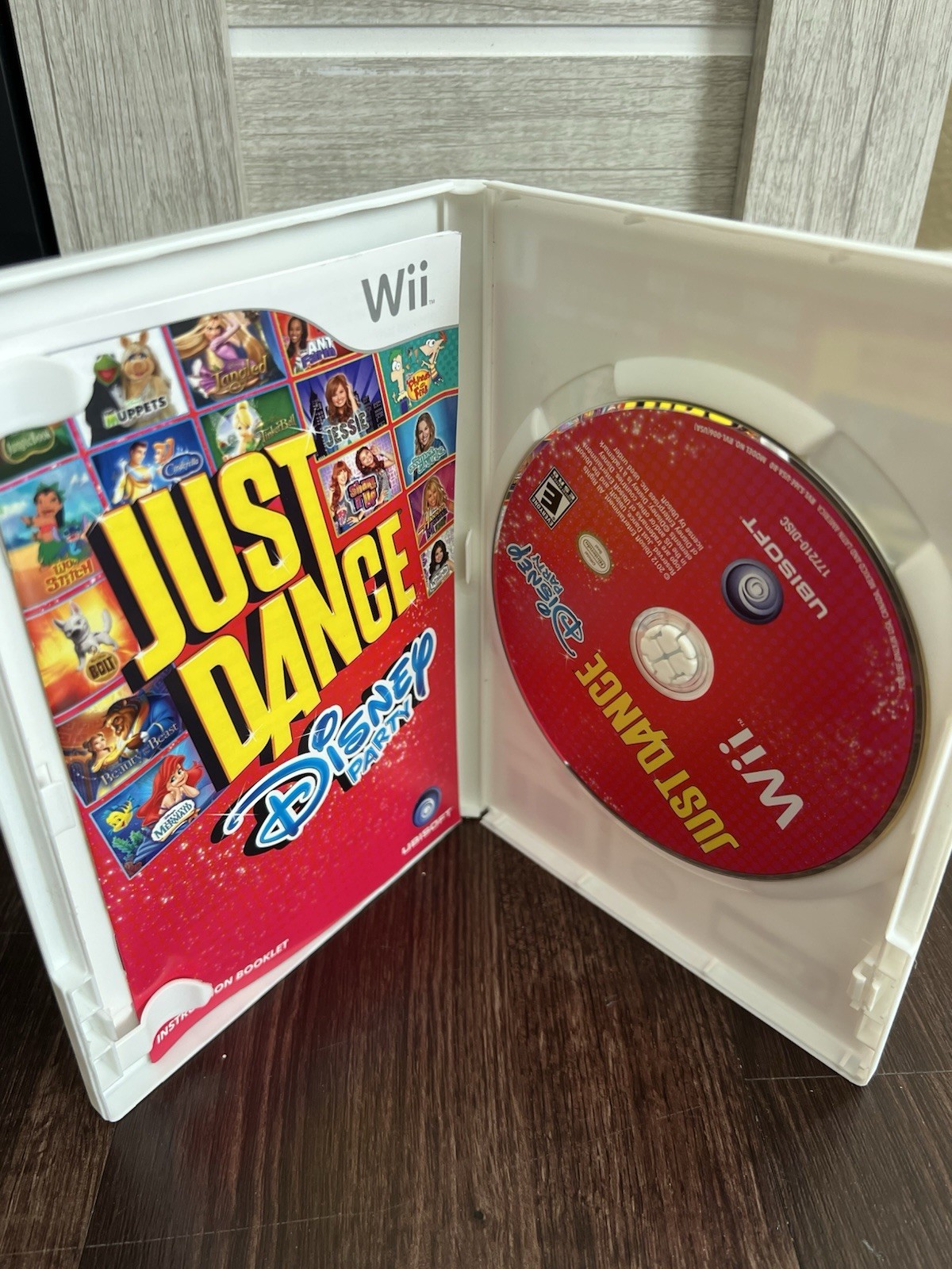 Just Dance Disney Party (Nintendo Wii, 2012) Game, Case, and Instruction Manual
