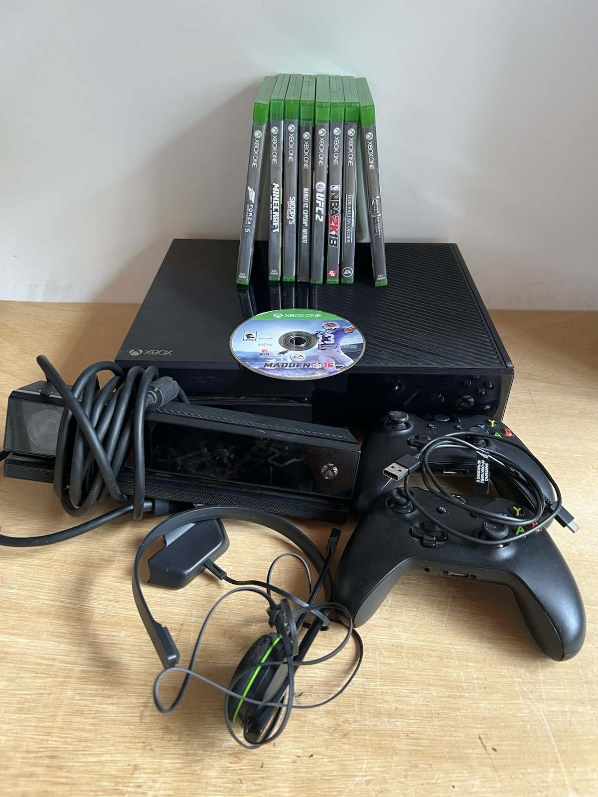 Microsoft Xbox One 500GB Black Console 1 Controller 9 Games Kinetic Bundle Works