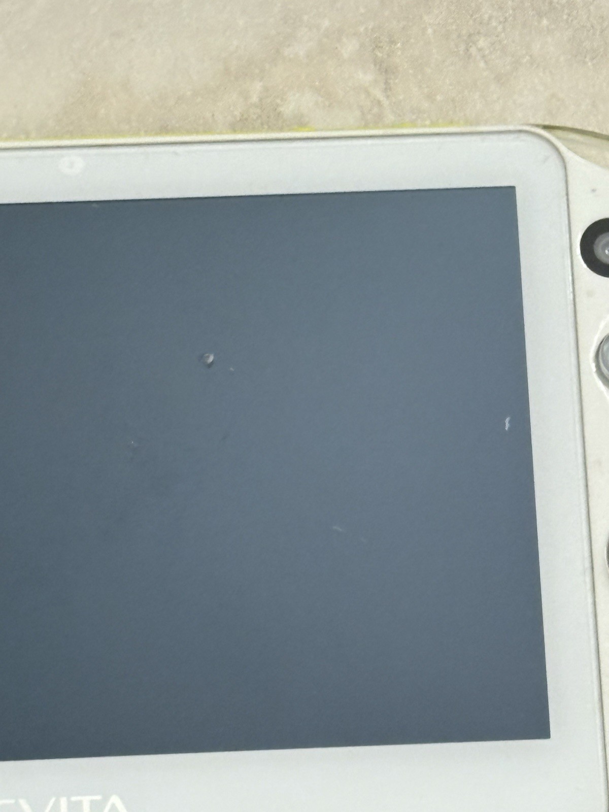 Sony PS Vita 2000 Slim PCH-2000 – Lime And White *GREAT* + Charger
