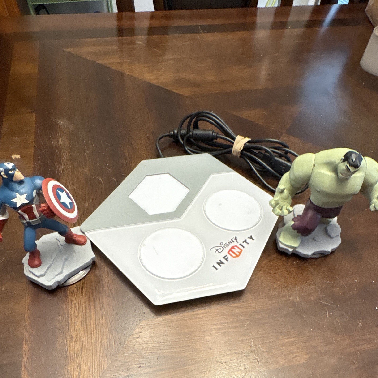 Disney Infinity Base USB Portal w/ Hulk & Captain America Figures (2013)