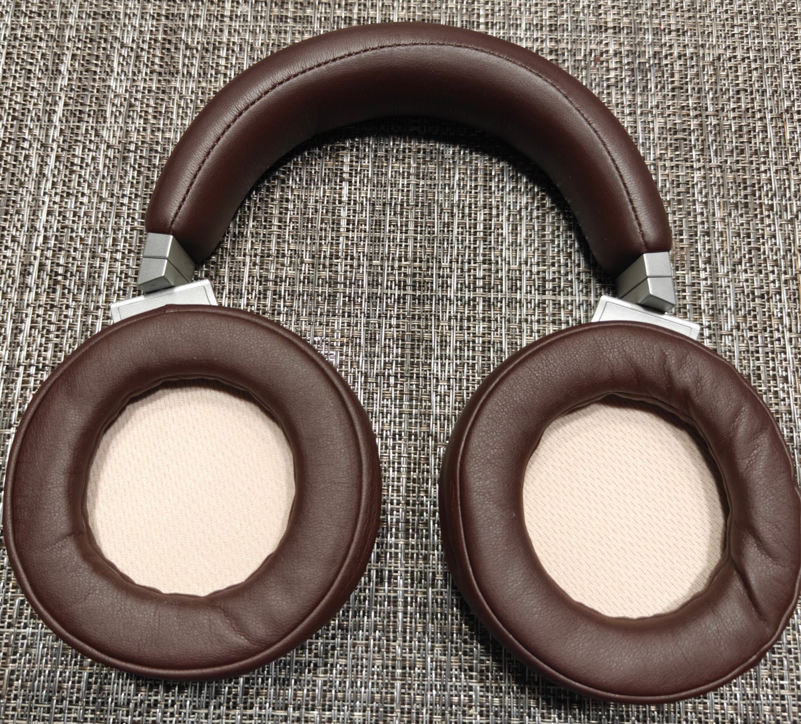 Corsair Virtuoso RGB Wireless SE Headset Brown Silver – No Dongle Wired Only