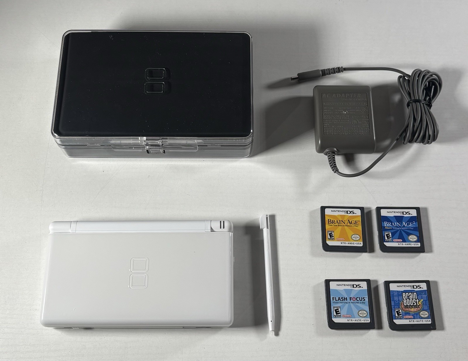Nintendo DS Lite OEM White Handheld System LOT (USG-001) + 4 Games & Case CLEAN!