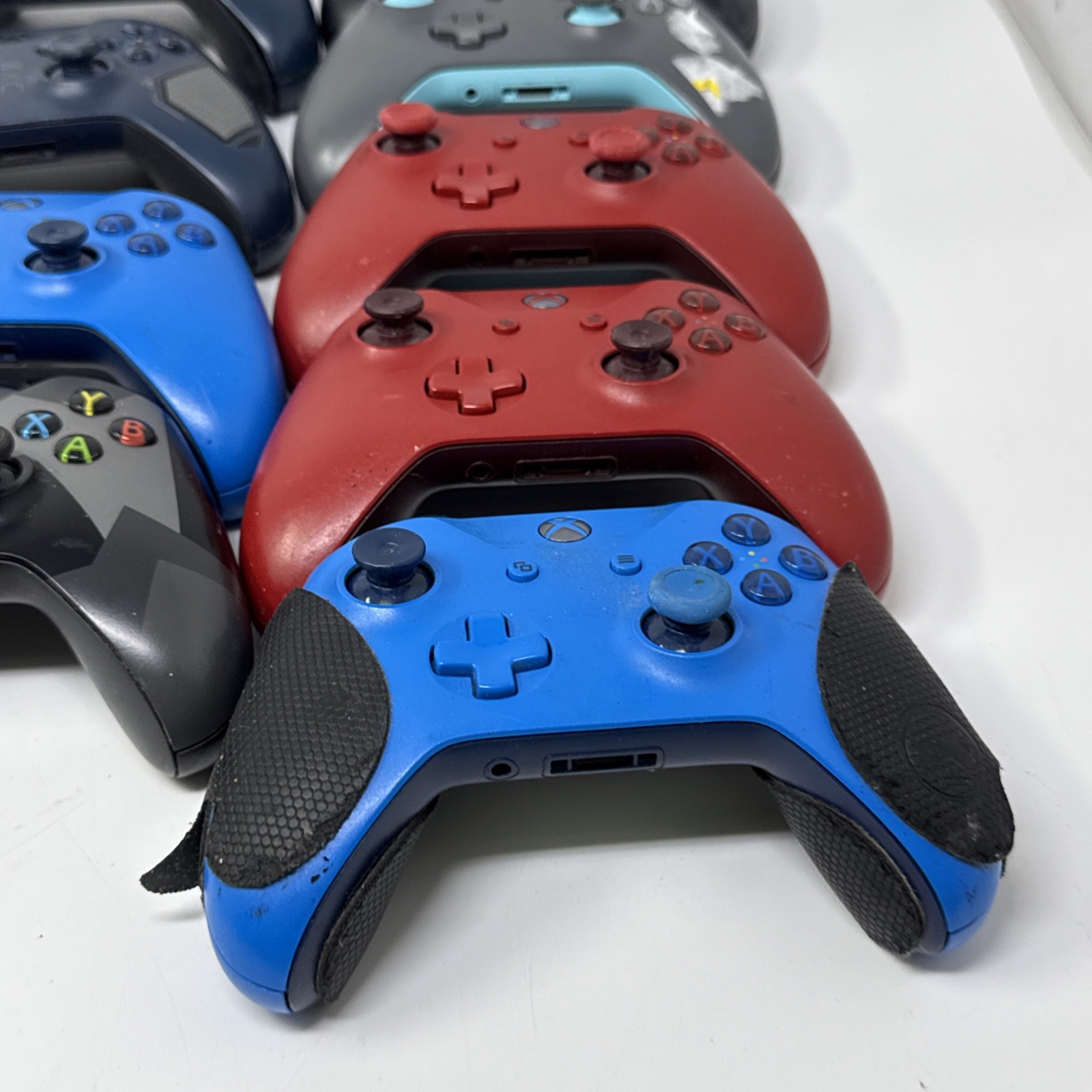Lot Of 14 Various Condition Genuine Xbox One Controllers Model 1537, 1697, 1708